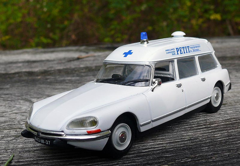 DS ambulance médicalisée "Petit" 1973 (universal Hobbies)
